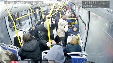 Silný vítr v Orlu strhl dopravní značku, která prorazila okna projíždějícího autobusu