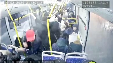 Silný vítr v Orlu strhl dopravní značku, která prorazila okna projíždějícího autobusu