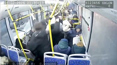 Silný vítr v Orlu strhl dopravní značku, která prorazila okna projíždějícího autobusu
