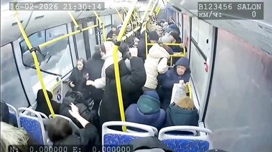 Silný vítr v Orlu strhl dopravní značku, která prorazila okna projíždějícího autobusu