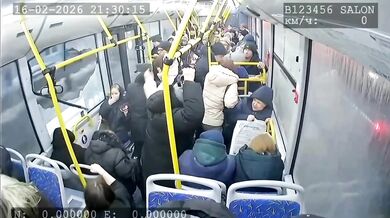 Silný vítr v Orlu strhl dopravní značku, která prorazila okna projíždějícího autobusu