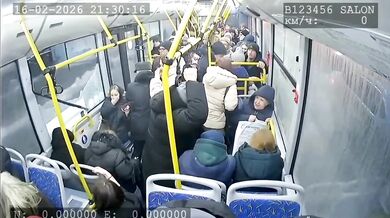 Silný vítr v Orlu strhl dopravní značku, která prorazila okna projíždějícího autobusu