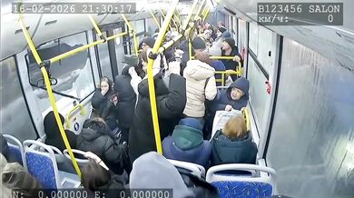 Silný vítr v Orlu strhl dopravní značku, která prorazila okna projíždějícího autobusu