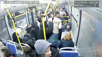 Silný vítr v Orlu strhl dopravní značku, která prorazila okna projíždějícího autobusu