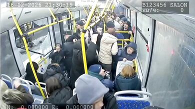 Silný vítr v Orlu strhl dopravní značku, která prorazila okna projíždějícího autobusu