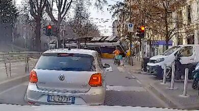 Tragická nehoda tramvaje v Miláně: Dva mrtví a přes čtyřicet zraněných po nárazu do budovy