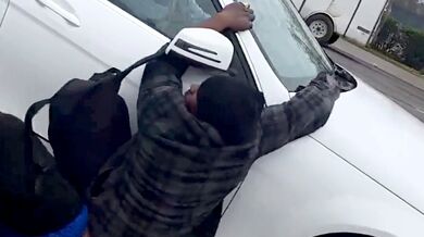 Hazardér v Sacramentu riskoval život jízdou na vnějšku aut, po srážce s vozidlem skončil v poutech