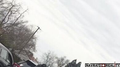 Hazardér v Sacramentu riskoval život jízdou na vnějšku aut, po srážce s vozidlem skončil v poutech