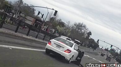 Hazardér v Sacramentu riskoval život jízdou na vnějšku aut, po srážce s vozidlem skončil v poutech