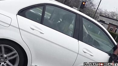 Hazardér v Sacramentu riskoval život jízdou na vnějšku aut, po srážce s vozidlem skončil v poutech