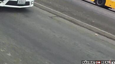 Hazardér v Sacramentu riskoval život jízdou na vnějšku aut, po srážce s vozidlem skončil v poutech