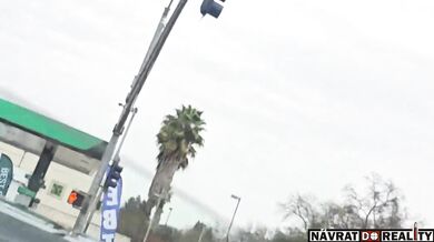 Hazardér v Sacramentu riskoval život jízdou na vnějšku aut, po srážce s vozidlem skončil v poutech