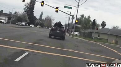 Hazardér v Sacramentu riskoval život jízdou na vnějšku aut, po srážce s vozidlem skončil v poutech