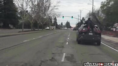 Hazardér v Sacramentu riskoval život jízdou na vnějšku aut, po srážce s vozidlem skončil v poutech