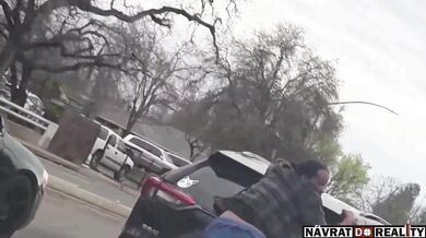 Hazardér v Sacramentu riskoval život jízdou na vnějšku aut, po srážce s vozidlem skončil v poutech