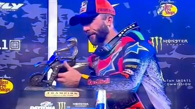 Eli Tomac se při oslavě rekordního triumfu v Daytoně udeřil trofejí do úst a rozbil ji