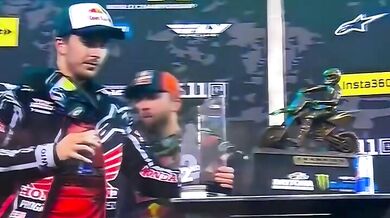 Eli Tomac se při oslavě rekordního triumfu v Daytoně udeřil trofejí do úst a rozbil ji