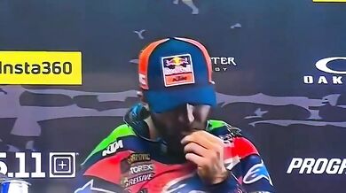 Eli Tomac se při oslavě rekordního triumfu v Daytoně udeřil trofejí do úst a rozbil ji