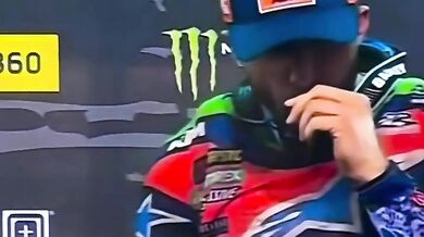 Eli Tomac se při oslavě rekordního triumfu v Daytoně udeřil trofejí do úst a rozbil ji