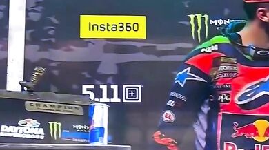 Eli Tomac se při oslavě rekordního triumfu v Daytoně udeřil trofejí do úst a rozbil ji