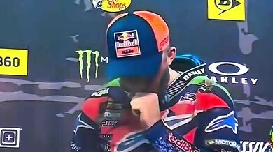 Eli Tomac se při oslavě rekordního triumfu v Daytoně udeřil trofejí do úst a rozbil ji