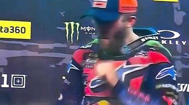 Eli Tomac se při oslavě rekordního triumfu v Daytoně udeřil trofejí do úst a rozbil ji