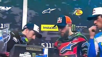 Eli Tomac se při oslavě rekordního triumfu v Daytoně udeřil trofejí do úst a rozbil ji