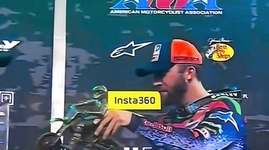 Eli Tomac se při oslavě rekordního triumfu v Daytoně udeřil trofejí do úst a rozbil ji