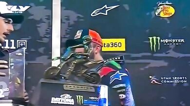 Eli Tomac se při oslavě rekordního triumfu v Daytoně udeřil trofejí do úst a rozbil ji