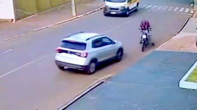 Motocyklista se v centru Cornélio Procópio snažil vyhnout autu a po pádu narazil hlavou do obrubníku