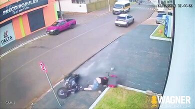 Motocyklista se v centru Cornélio Procópio snažil vyhnout autu a po pádu narazil hlavou do obrubníku