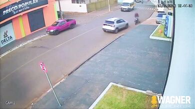 Motocyklista se v centru Cornélio Procópio snažil vyhnout autu a po pádu narazil hlavou do obrubníku