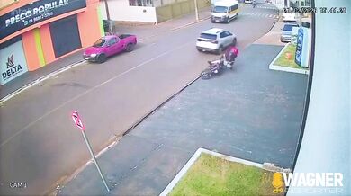 Motocyklista se v centru Cornélio Procópio snažil vyhnout autu a po pádu narazil hlavou do obrubníku