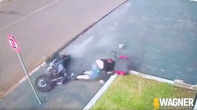 Motocyklista se v centru Cornélio Procópio snažil vyhnout autu a po pádu narazil hlavou do obrubníku