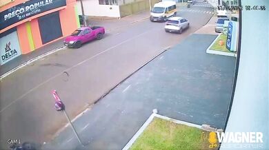 Motocyklista se v centru Cornélio Procópio snažil vyhnout autu a po pádu narazil hlavou do obrubníku