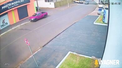 Motocyklista se v centru Cornélio Procópio snažil vyhnout autu a po pádu narazil hlavou do obrubníku