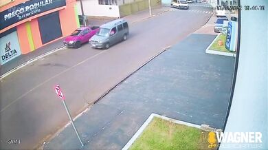 Motocyklista se v centru Cornélio Procópio snažil vyhnout autu a po pádu narazil hlavou do obrubníku