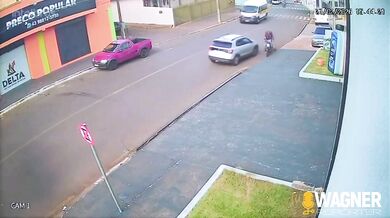 Motocyklista se v centru Cornélio Procópio snažil vyhnout autu a po pádu narazil hlavou do obrubníku