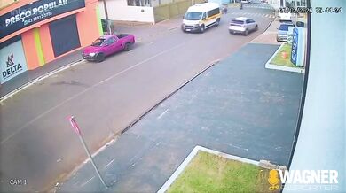 Motocyklista se v centru Cornélio Procópio snažil vyhnout autu a po pádu narazil hlavou do obrubníku