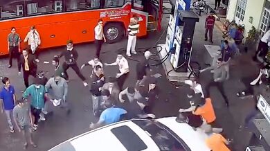 Opilý řidič v Da Latu po dopravní hádce úmyslně najel autem do davu u čerpací stanice a zranil sedm lidí