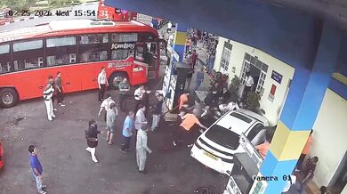 Opilý řidič v Da Latu po dopravní hádce úmyslně najel autem do davu u čerpací stanice a zranil sedm lidí