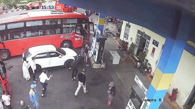 Opilý řidič v Da Latu po dopravní hádce úmyslně najel autem do davu u čerpací stanice a zranil sedm lidí