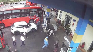 Opilý řidič v Da Latu po dopravní hádce úmyslně najel autem do davu u čerpací stanice a zranil sedm lidí