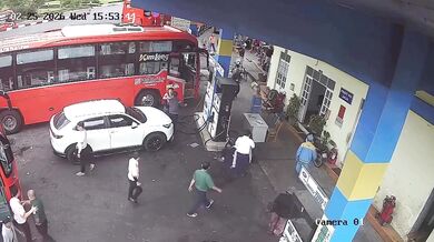 Opilý řidič v Da Latu po dopravní hádce úmyslně najel autem do davu u čerpací stanice a zranil sedm lidí