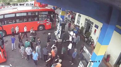 Opilý řidič v Da Latu po dopravní hádce úmyslně najel autem do davu u čerpací stanice a zranil sedm lidí