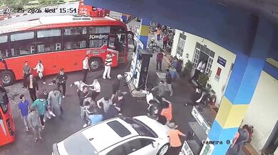 Opilý řidič v Da Latu po dopravní hádce úmyslně najel autem do davu u čerpací stanice a zranil sedm lidí