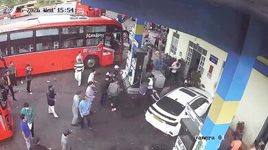 Opilý řidič v Da Latu po dopravní hádce úmyslně najel autem do davu u čerpací stanice a zranil sedm lidí