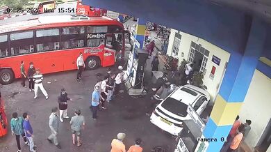 Opilý řidič v Da Latu po dopravní hádce úmyslně najel autem do davu u čerpací stanice a zranil sedm lidí