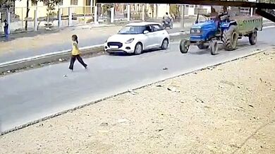 Rychle jedoucí auto srazilo jedenáctiletou dívku, její stav je kritický