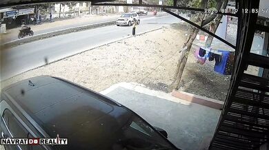 Rychle jedoucí auto srazilo jedenáctiletou dívku, její stav je kritický